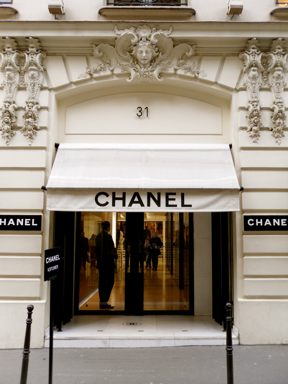 Biến túi shopping Chanel LV thành phụ kiện hot  BaoHaiDuong